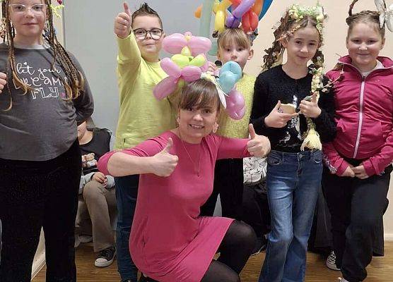 uczniowie z szalonymi fryzurami