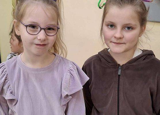 uczniowie z szalonymi fryzurami