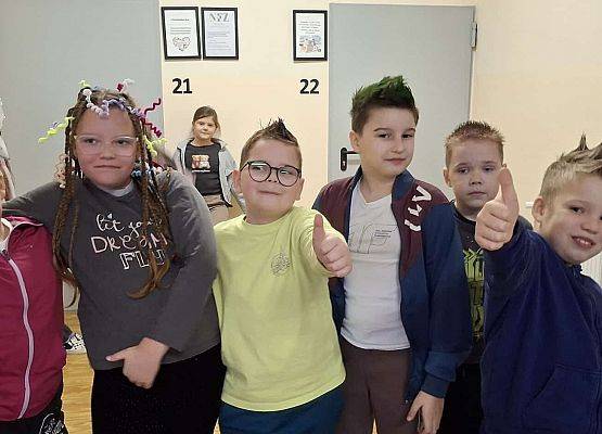 uczniowie z szalonymi fryzurami