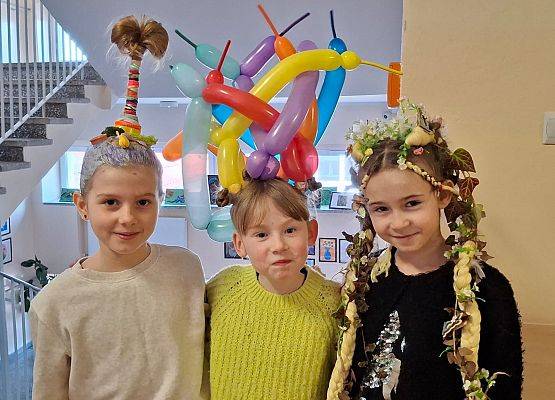 uczniowie z szalonymi fryzurami