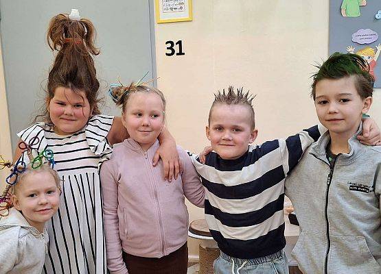 uczniowie z szalonymi fryzurami