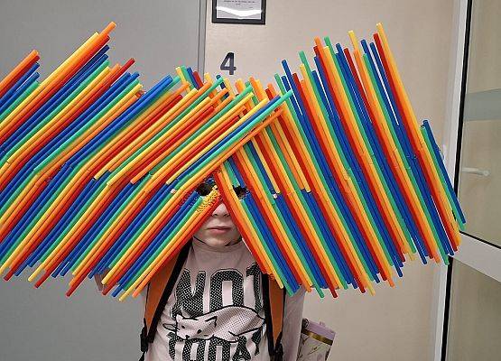 dziecko w niezwykłych okularach