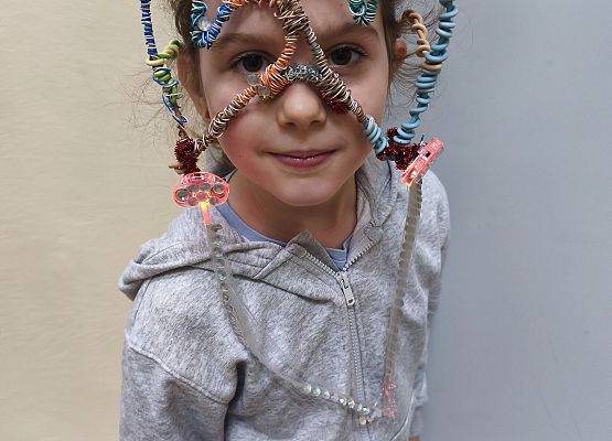 dziecko w niezwykłych okularach