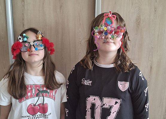 dzieci w niezwykłych okularach