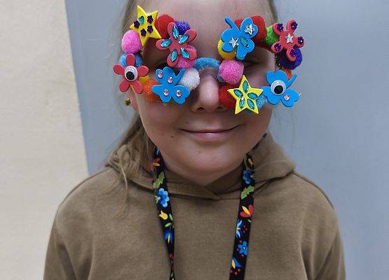 dziecko w niezwykłych okularach