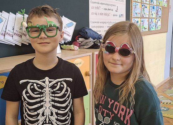 dzieci w niezwykłych okularach
