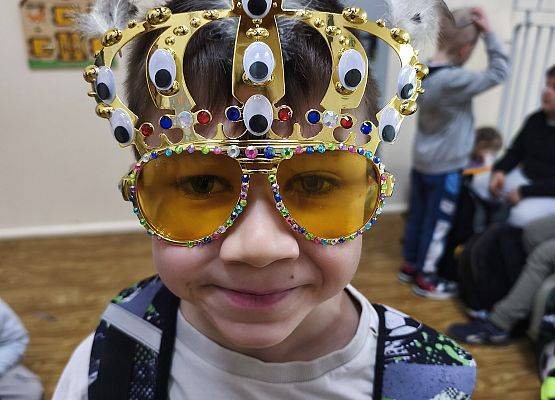 dziecko w niezwykłych okularach