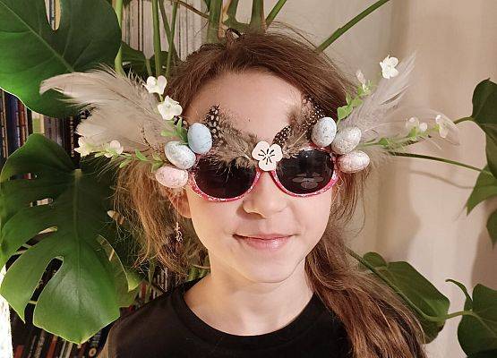 dziecko w niezwykłych okularach