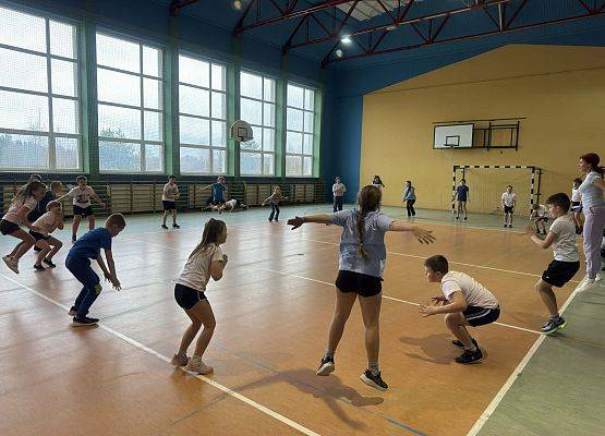 uczniowie podczas zajęć sportowych