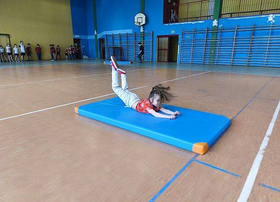 uczniowie podczas zajęć sportowych