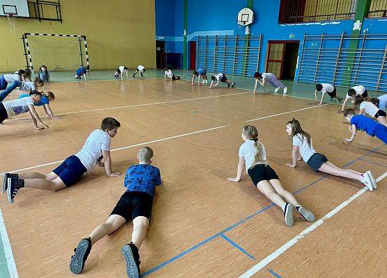 uczniowie podczas zajęć sportowych
