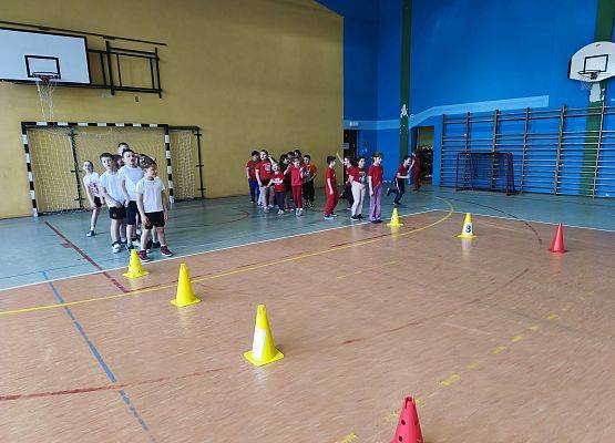 uczniowie podczas zajęć sportowych