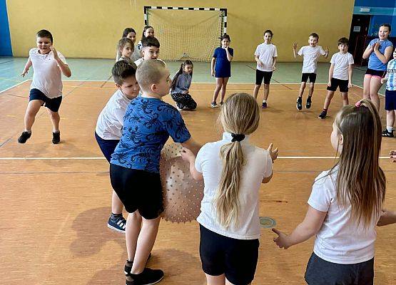 uczniowie podczas zajęć sportowych