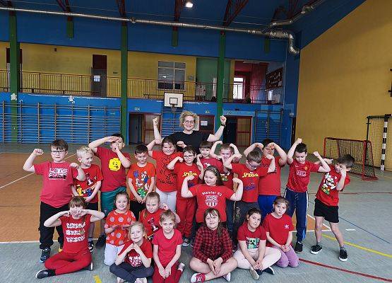 uczniowie na sali gimnastycznej