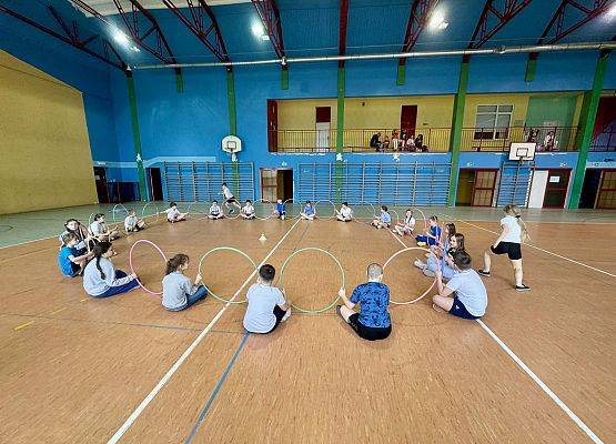uczniowie podczas zajęć sportowych