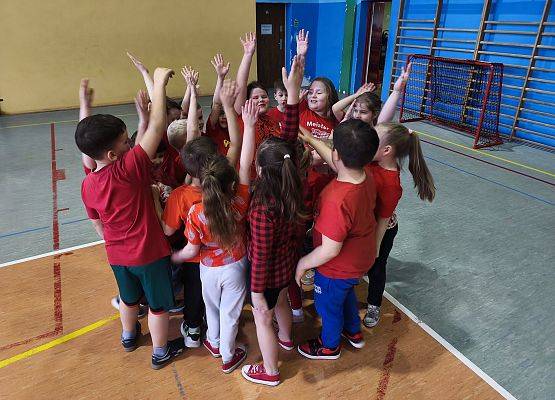 uczniowie podczas zajęć sportowych