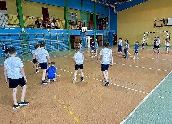 uczniowie podczas zajęć sportowych