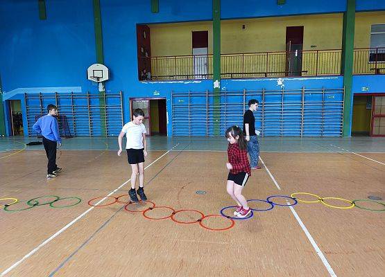 uczniowie podczas zajęć sportowych