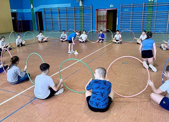 uczniowie podczas zajęć sportowych