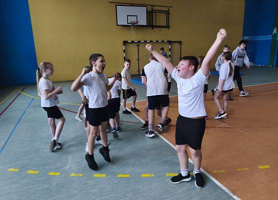 uczniowie podczas zajęć sportowych