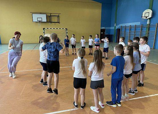 uczniowie podczas zajęć sportowych