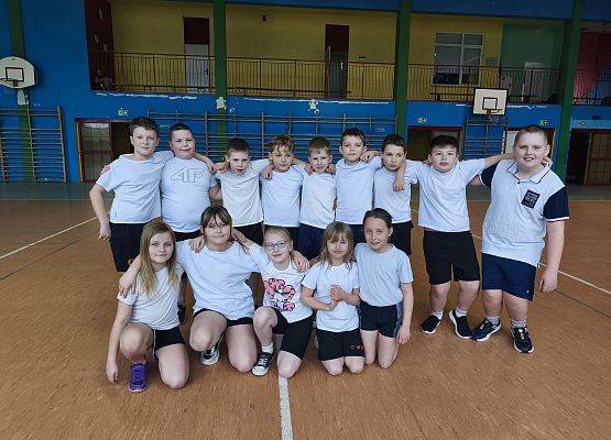 uczniowie na sali gimnastycznej