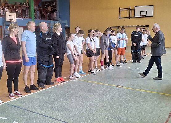 dyrektor wręcza dyplom