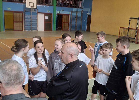 trener przypomina zasady gry