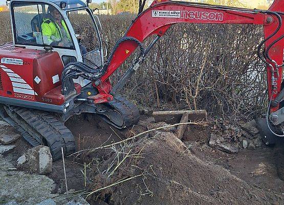 panowie pracują przy układaniu kostki brukowej przy budynku przedszkola
