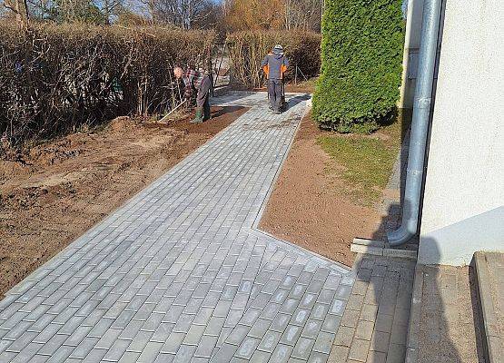 nowy chodnik z kostki brukowej