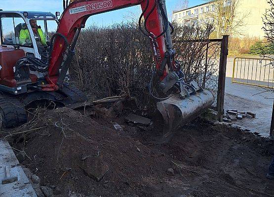 panowie pracują przy układaniu kostki brukowej przy budynku przedszkola