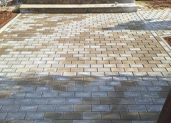 nowy chodnik z kostki brukowej