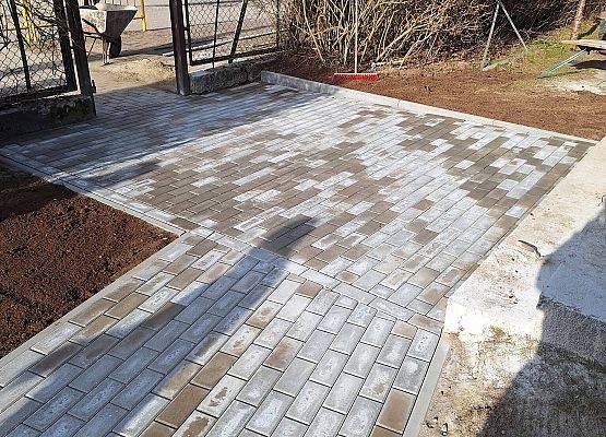 nowy chodnik z kostki brukowej