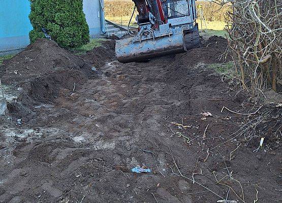 panowie pracują przy układaniu kostki brukowej przy budynku przedszkola