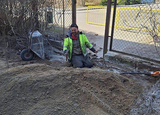panowie pracują przy układaniu kostki brukowej przy budynku przedszkola