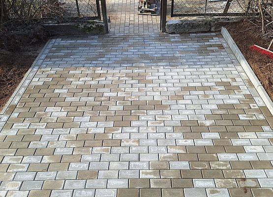 ułożona kostka na wejściu do przedszkiola