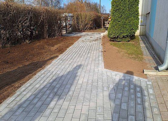 nowy chodnik z kostki brukowej
