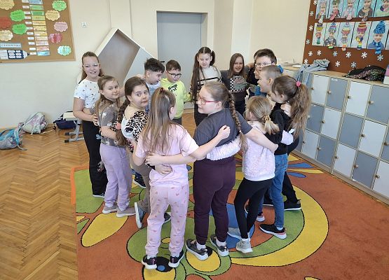dzieci tworzą krąg