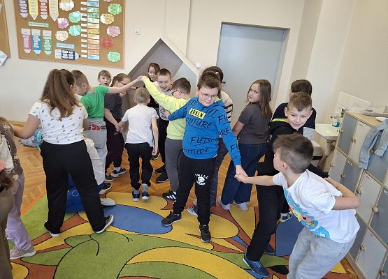 uczniowie podczas zabawy