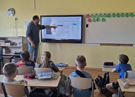 szkolny psycholog objaśnia zasady bezpiecznego korzystania z internetu
