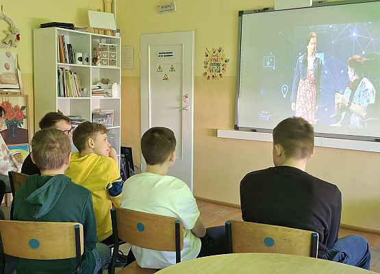 uczniowie oglądają prezentację multimedialną