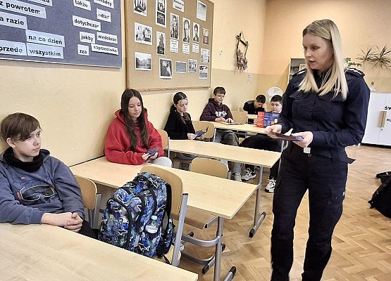 policjantka prowadzi pogadankę na temat bezpieczeństwa w sieci