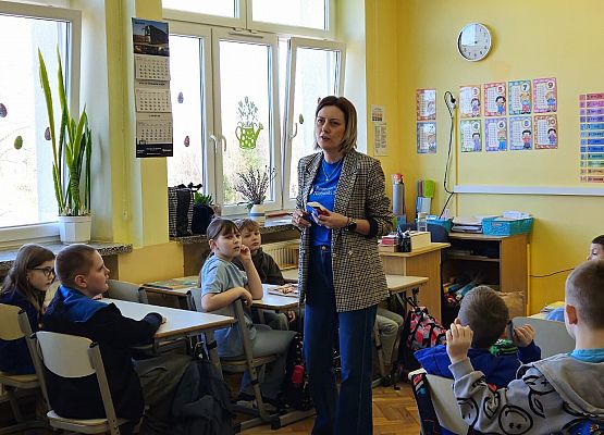 przedstawicielka stowarzyszenia "Niebieski Skarb" prowadzi zajęcia z uczniami