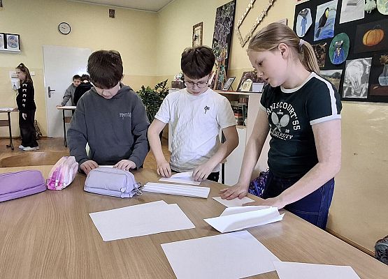 uczniowie wspólnie wykonują zadanie