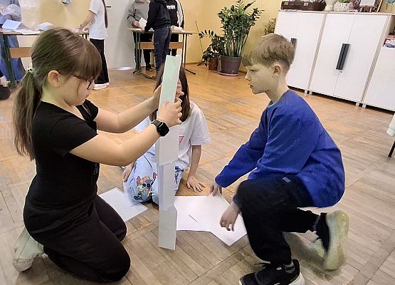 uczniowie wspólnie wykonują zadanie