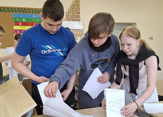 uczniowie wspólnie wykonują zadanie