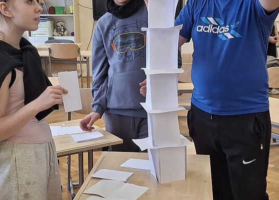 uczniowie wspólnie wykonują zadanie