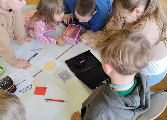uczniowie wykonują zadania