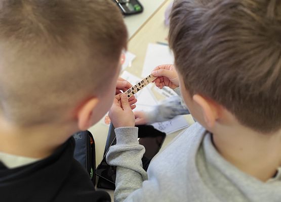 uczniowie wykonują zadania