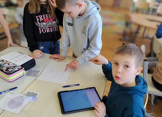 uczniowie wykonują zadania